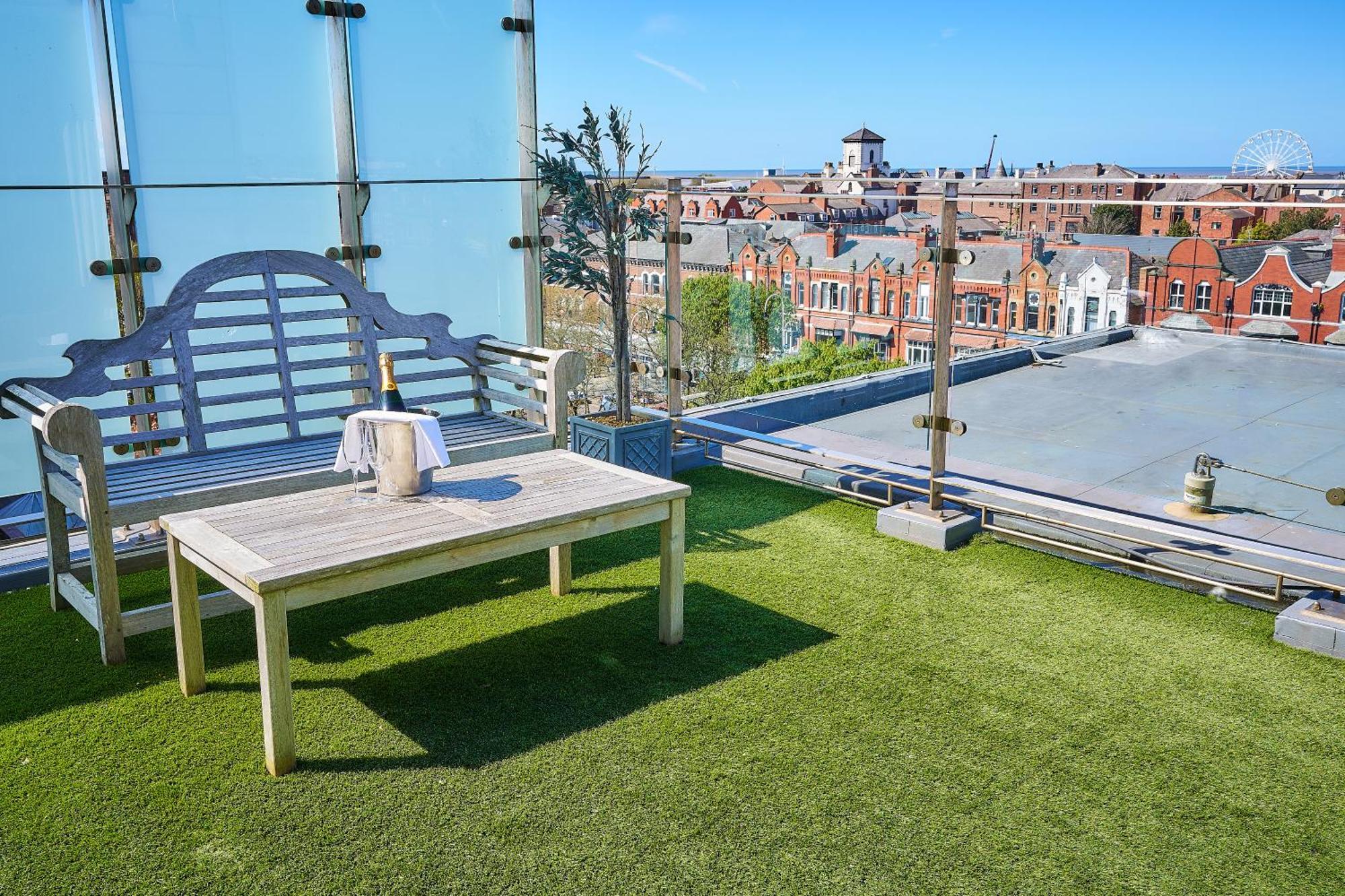 The Vincent Hotel Southport Bagian luar foto