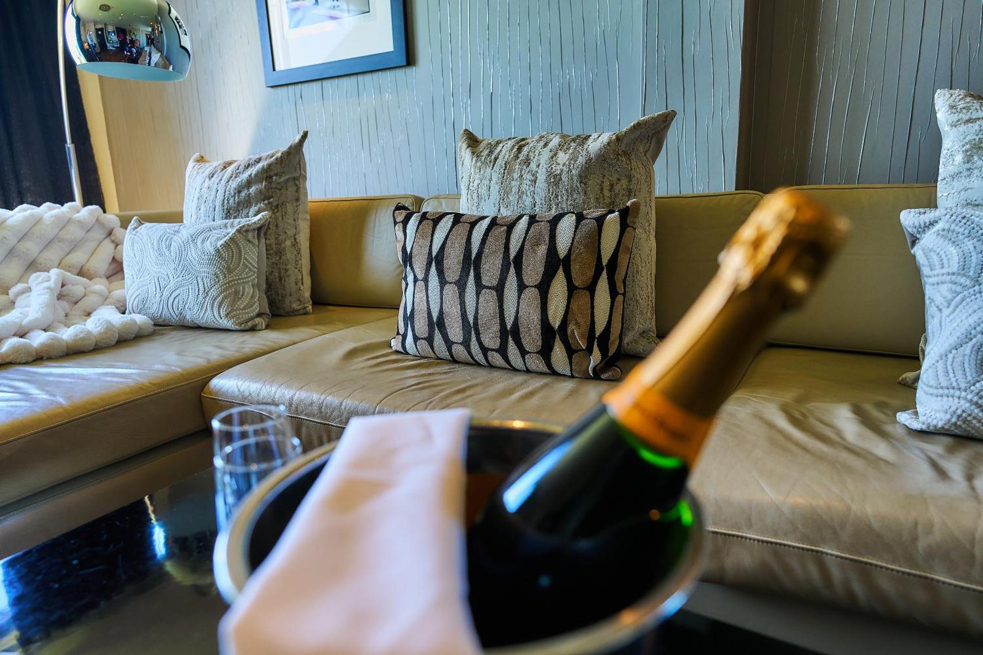 The Vincent Hotel Southport Bagian luar foto